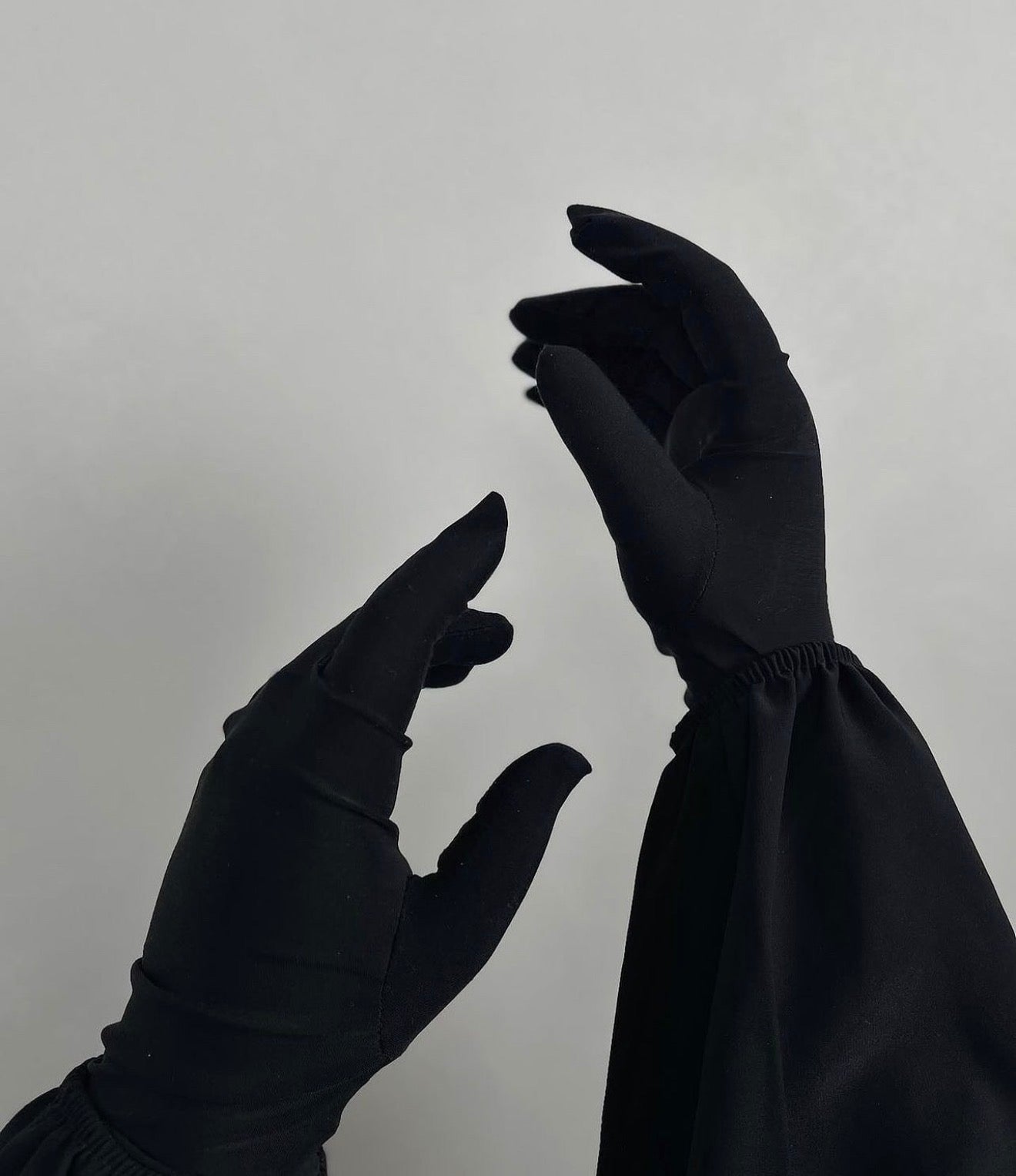 Short black gloves
